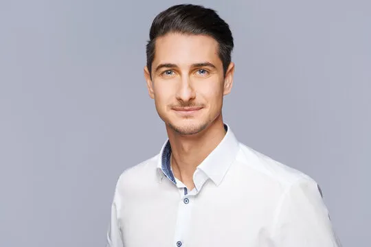 使用手机查看官方应用下载与版本更新信息的用户